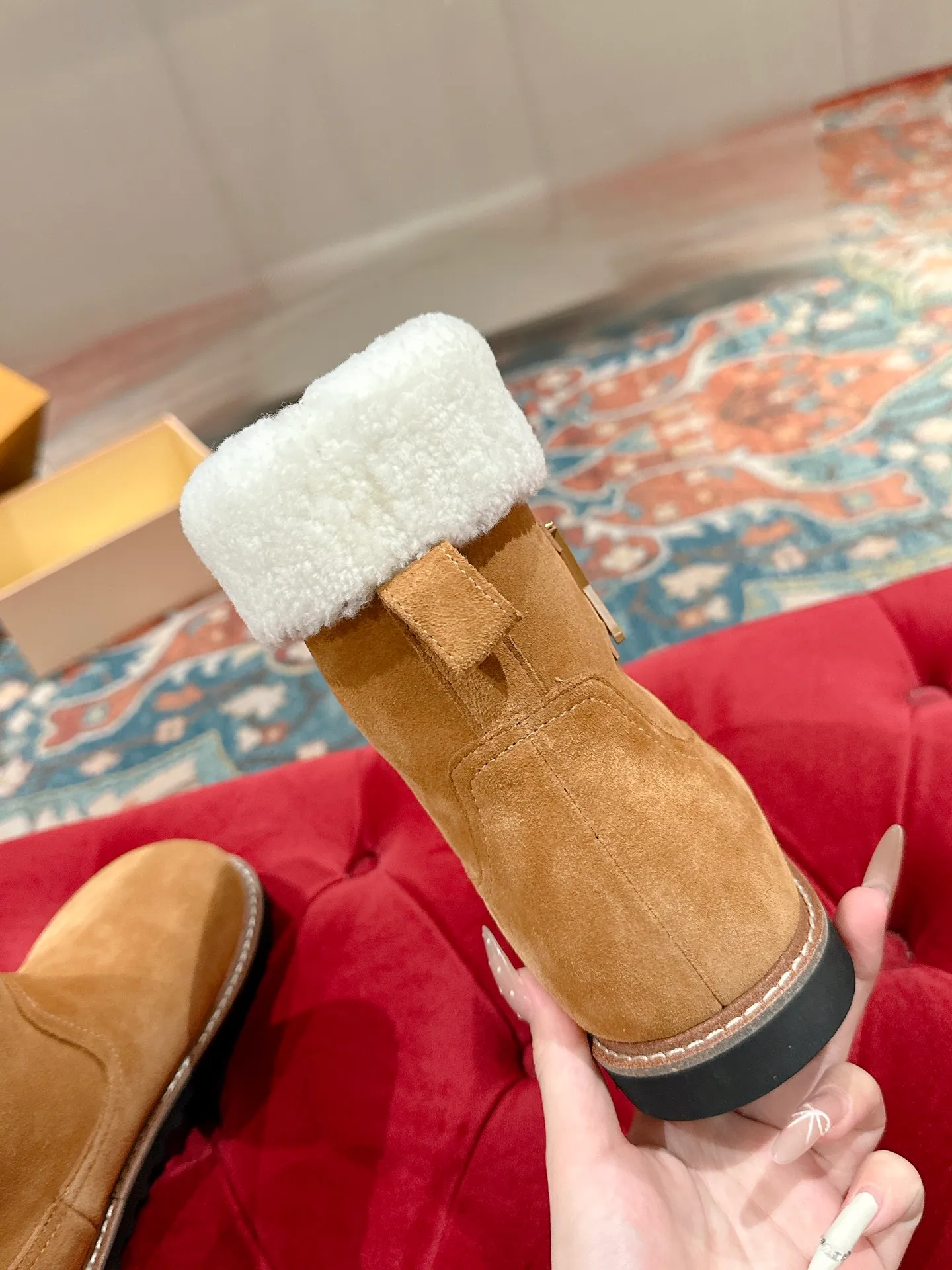 👟👟Ex-factory price 780👟👟 Louis Vuiton·Louis Vuitton 2025ss new LV Aspen Line series wool thick-soled Chelsea short boots fur boots snow boots Martin boots Original purchase, development and production This LV snow boots adopt the original lasting method. The materials are all original ones. Pay attention to the difference between the lower version and the molded rubber sole. The upper is decorated with three-dimensional carvings, which is full of high-end. The upper foot is really beautiful. ▪️Fabric: Cow suede/presbyopia leather ▪️Inner lining: original wool lining ▪️Outsole: original molded outsole ▪️Size: 35-40 (40 customized, non-returnable)